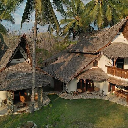 Beach-Front Sumbawa Surf House Lemonga Esterno foto