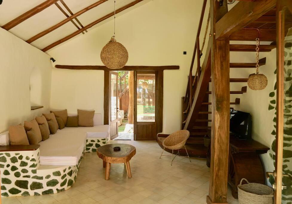 Beach-Front Sumbawa Surf House Lemonga Esterno foto