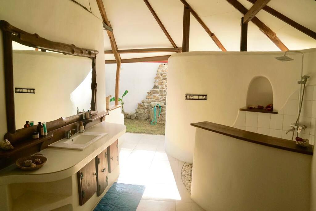 Beach-Front Sumbawa Surf House Lemonga Esterno foto