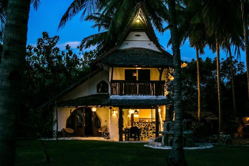 Beach-Front Sumbawa Surf House Lemonga Esterno foto