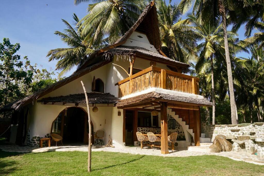 Beach-Front Sumbawa Surf House Lemonga Esterno foto