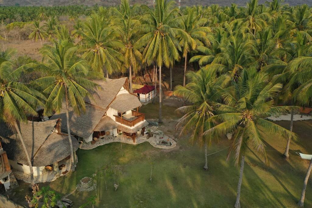 Beach-Front Sumbawa Surf House Lemonga Esterno foto