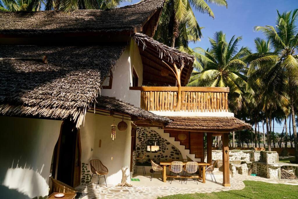 Beach-Front Sumbawa Surf House Lemonga Esterno foto