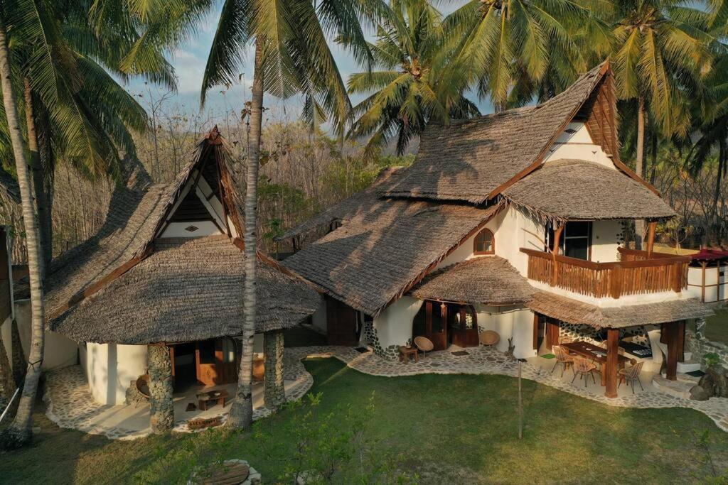 Beach-Front Sumbawa Surf House Lemonga Esterno foto